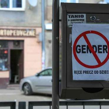 Image description: Photo of poster saying No gender: Hands of the children.