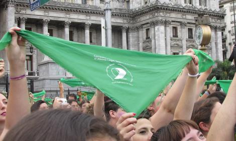 Protesta con pañuelos verdes en el Congreso de Argentina