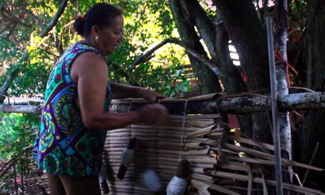 Una artesana trabajando con hilados