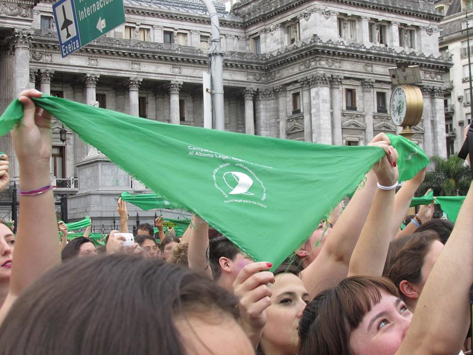 Protesta con pañuelos verdes en el Congreso de Argentina