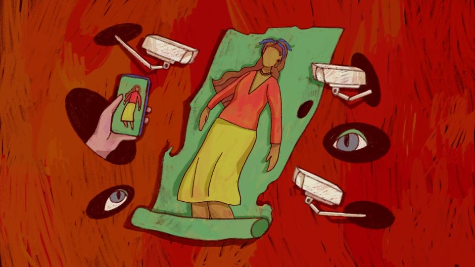 Una mujer acostada sobre una tipo manta verde rodeada de un fondo rojo con hoyos de los que salen cámaras de vigilancia, ojos y una mano con un celular que toma una foto. 